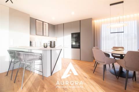 Apartamento T3 - Sul - Terraço + Varanda - Box 2 carros