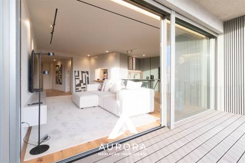 Apartamento T3 - Sul - Terraço + Varanda - Box 2 carros