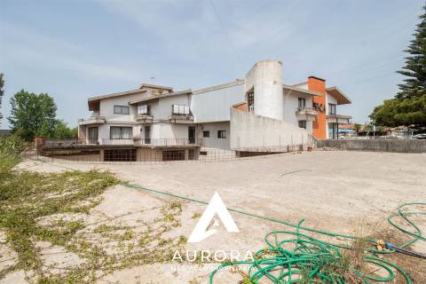 Restaurante Equipado + Moradia + Terreno 2.000m² | 1.680m² de Construção