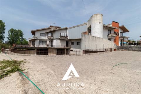 TRESPASSE Restaurante Equipado + Moradia + Terreno 2.000m² | 1.680m² de Construção