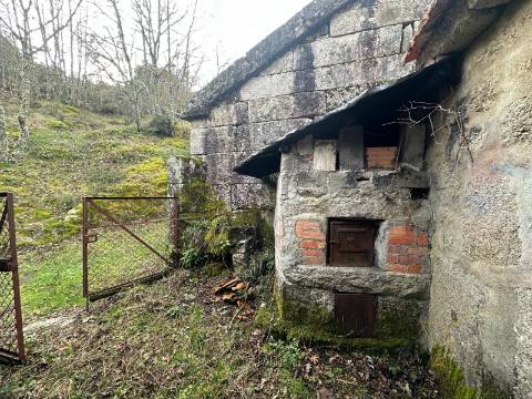 Moradia para restauro em Castro Laboreiro, Viana do Castelo