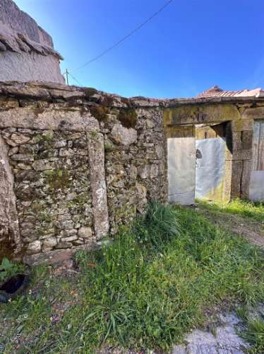 Moradia em restauro em Castro Laboreiro, Viana do Castelo