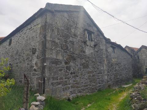 Moradia em restauro em Castro Laboreiro, Viana do Castelo