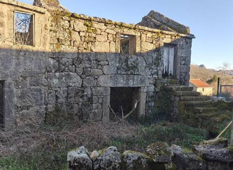 Moradia para restauro em Castro Laboreiro, Viana do Castelo