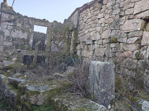 Moradia para restauro em Castro Laboreiro, Viana do Castelo