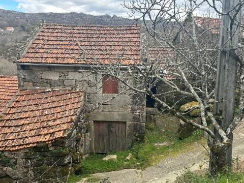 Moradia para restauro em Castro Laboreiro, Viana do Castelo