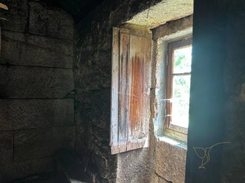 Moradia para restauro na Aldeia Pontes, Castro Laboreiro, Viana do Castelo