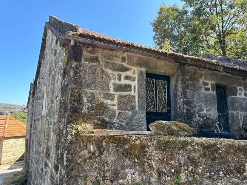 Moradia para restauro em Castro Laboreiro, Viana do Castelo