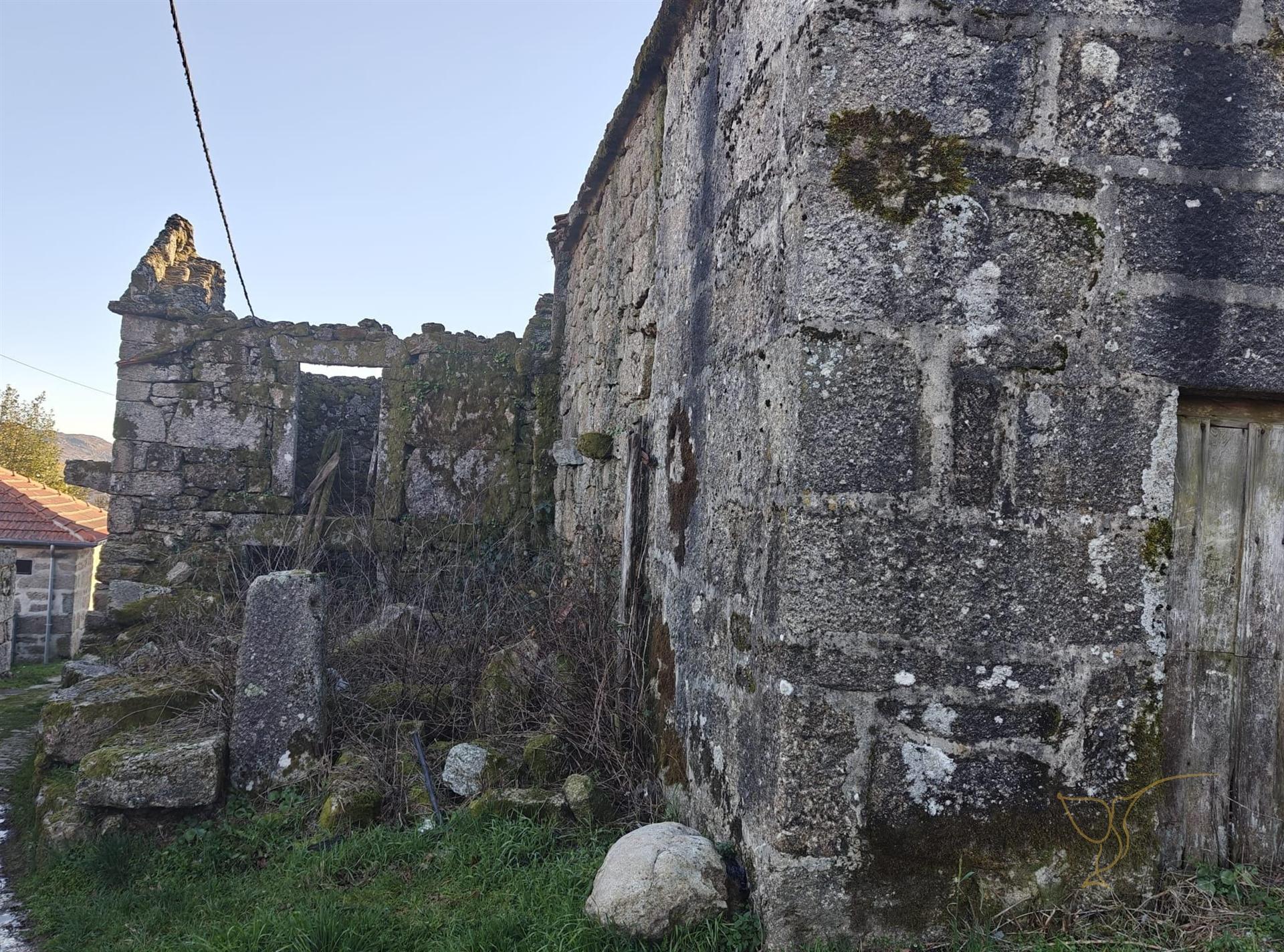 Moradia para restauro em Castro Laboreiro, Viana do Castelo