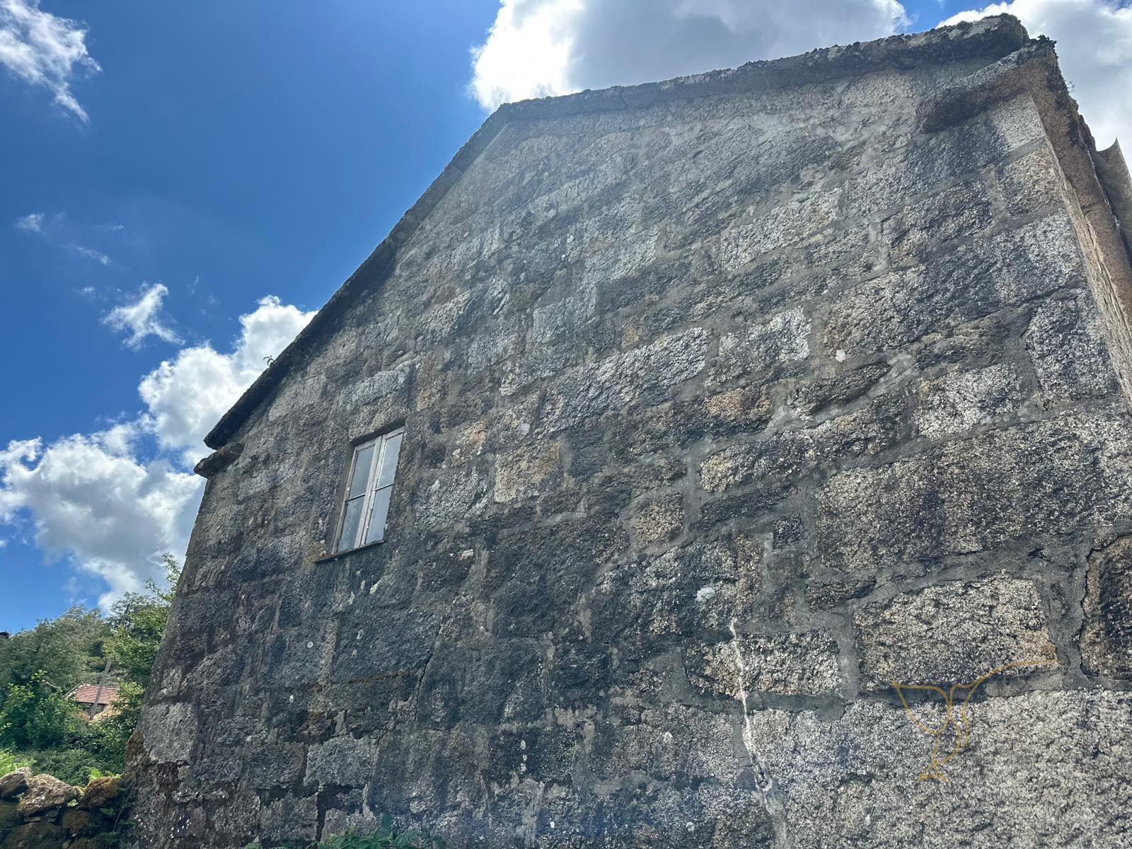 Moradia para restauro na Aldeia Pontes, Castro Laboreiro, Viana do Castelo