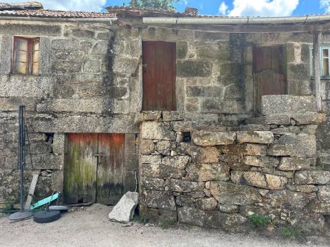 Moradia para restauro na Aldeia Pontes, Castro Laboreiro, Viana do Castelo