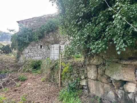 Conjunto de Três Casas com Projeto, localizadas em Alvaredo, no concelho de Melgaço