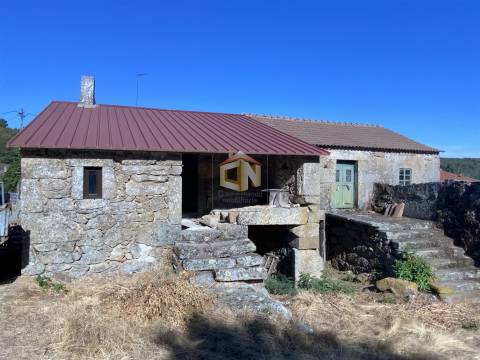 Moradias em granito para reconstrução em Quinta das Vinhas, Sabugal