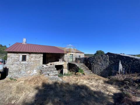 Moradias em granito para reconstrução em Quinta das Vinhas, Sabugal