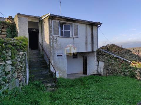 Vende-se Moradia para restaurar na Freguesia de Seixo do Côa
