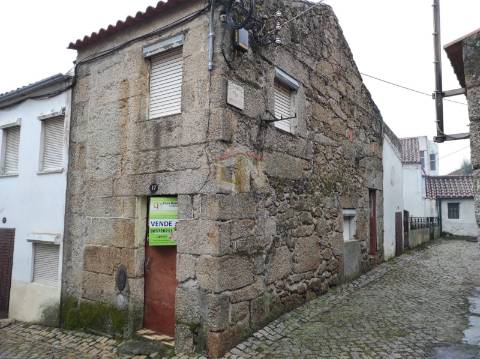 Vende-se Moradia em pedra para restaurar na Freguesia do Colmeal da Torre