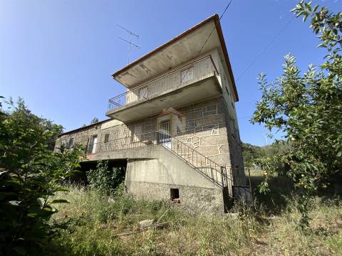 Vende-se Moradia Isolada T3 para restaurar na Freguesia de Penalobo