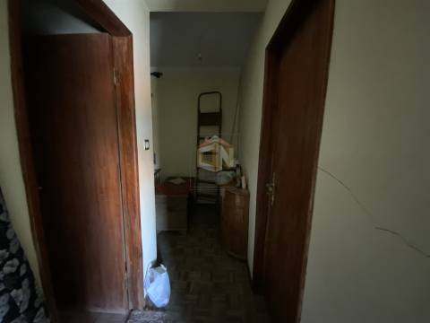 Vende-se Moradia Isolada T3 para restaurar na Freguesia de Penalobo