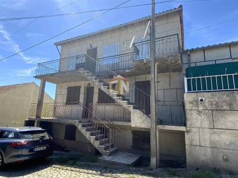 Prédio de 3 Andares com 2 Apartamentos T2 com Garagem individual