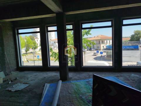 Prédio de 3 Pisos com comércio no Rés do Chão + 2 T1 - Centro de Sabugal