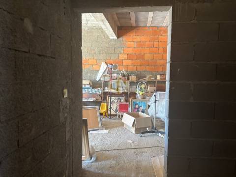 Prédio de 3 Pisos com comércio no Rés do Chão + 2 T1 - Centro de Sabugal