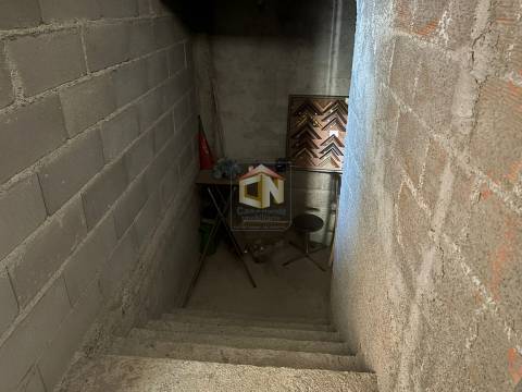 Prédio de 3 Pisos com comércio no Rés do Chão + 2 T1 - Centro de Sabugal