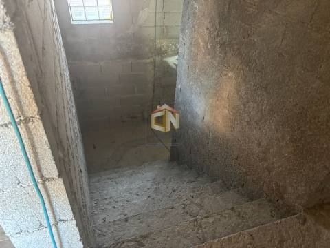 Prédio de 3 Pisos com comércio no Rés do Chão + 2 T1 - Centro de Sabugal