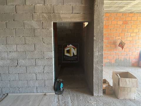 Prédio de 3 Pisos com comércio no Rés do Chão + 2 T1 - Centro de Sabugal