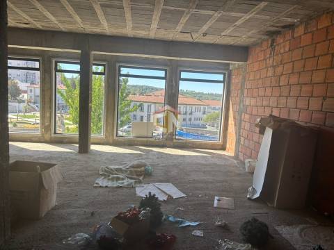 Prédio de 3 Pisos com comércio no Rés do Chão + 2 T1 - Centro de Sabugal