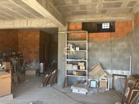 Prédio de 3 Pisos com comércio no Rés do Chão + 2 T1 - Centro de Sabugal