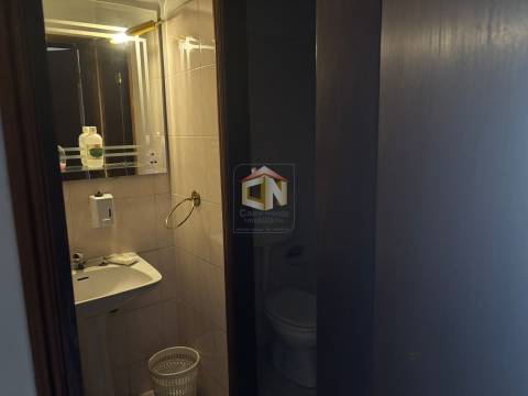 Prédio de 3 Pisos com comércio no Rés do Chão + 2 T1 - Centro de Sabugal