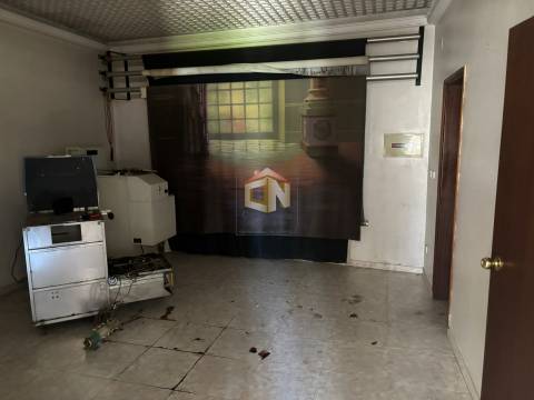 Prédio de 3 Pisos com comércio no Rés do Chão + 2 T1 - Centro de Sabugal