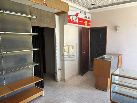 Prédio de 3 Pisos com comércio no Rés do Chão + 2 T1 - Centro de Sabugal