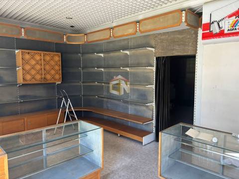 Prédio de 3 Pisos com comércio no Rés do Chão + 2 T1 - Centro de Sabugal