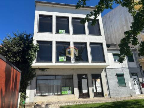 Prédio de 3 Pisos com comércio no Rés do Chão + 2 T1 - Centro de Sabugal