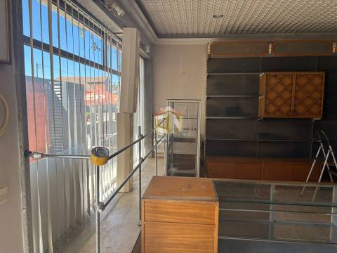 Prédio de 3 Pisos com comércio no Rés do Chão + 2 T1 - Centro de Sabugal