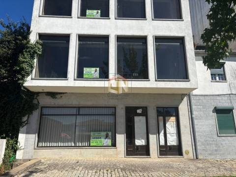 Prédio de 3 Pisos com comércio no Rés do Chão + 2 T1 - Centro de Sabugal