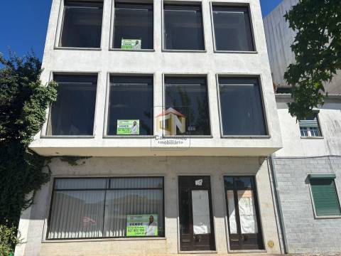 Prédio de 3 Pisos com comércio no Rés do Chão + 2 T1 - Centro de Sabugal
