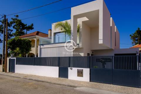 Moradia T4 independente em Aroeira com garagem e piscina.