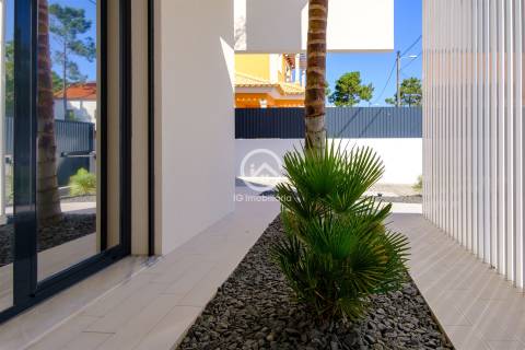 Moradia T4 independente em Aroeira com garagem e piscina.