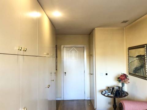 Apartamento T4+1 com garagem para 4 carros