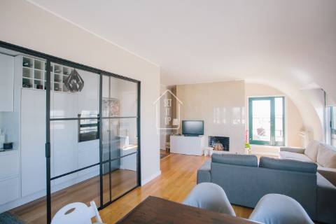 Apartamento T3 com 2 suítes, vistas para o rio e para o mar.