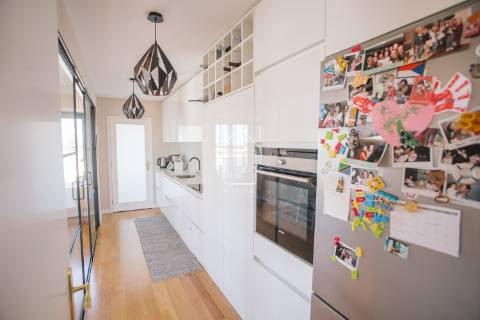 Apartamento T3 com 2 suítes, vistas para o rio e para o mar.