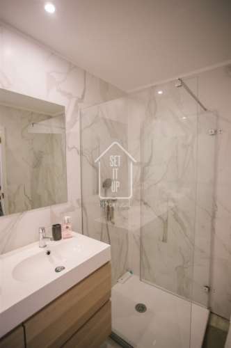 Apartamento T3 com 2 suítes, vistas para o rio e para o mar.