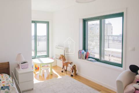Apartamento T3 com 2 suítes, vistas para o rio e para o mar.