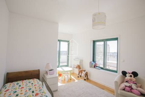Apartamento T3 com 2 suítes, vistas para o rio e para o mar.