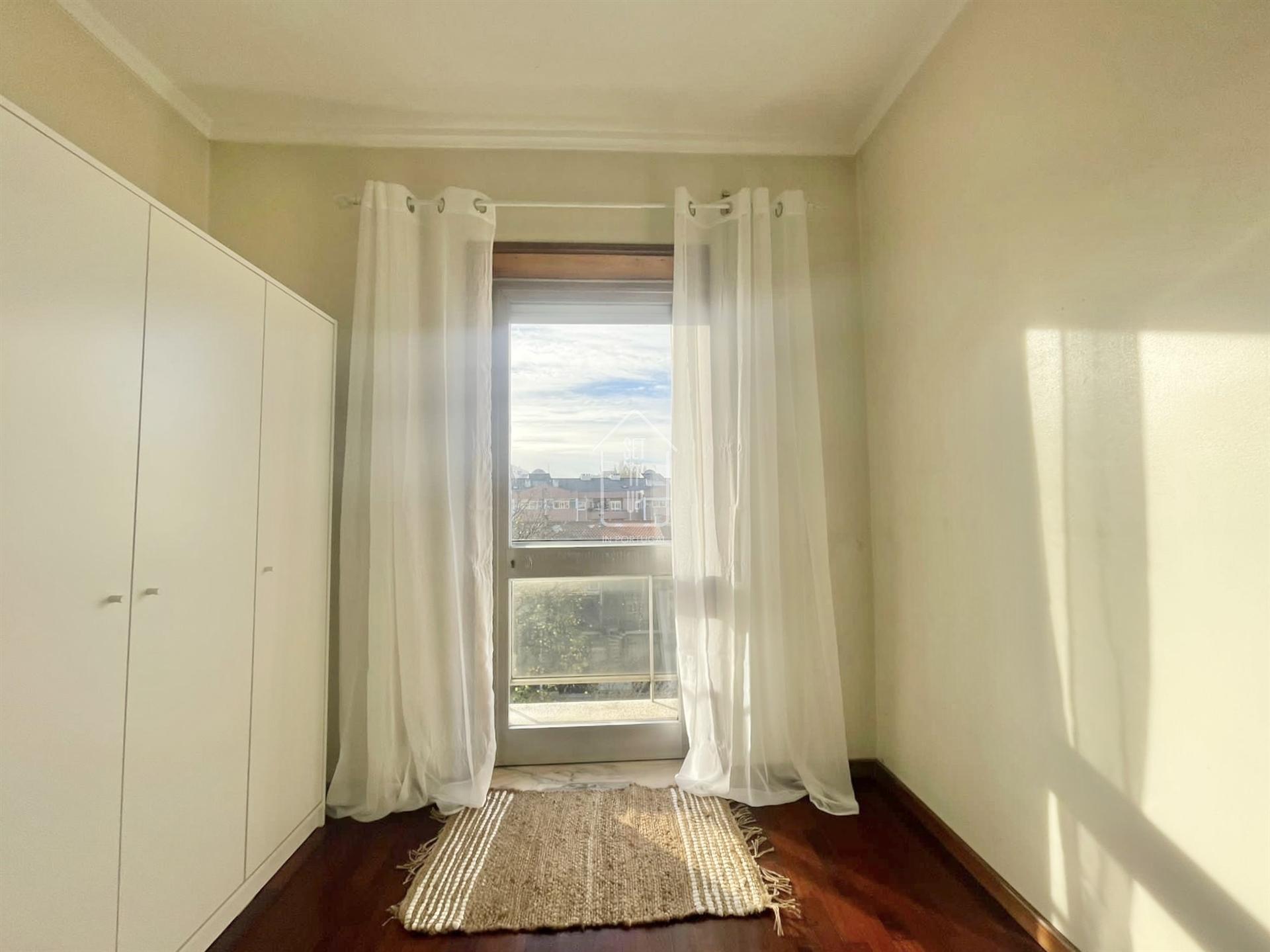 ARRENDAMENTO - Quarto em apartamento T4
