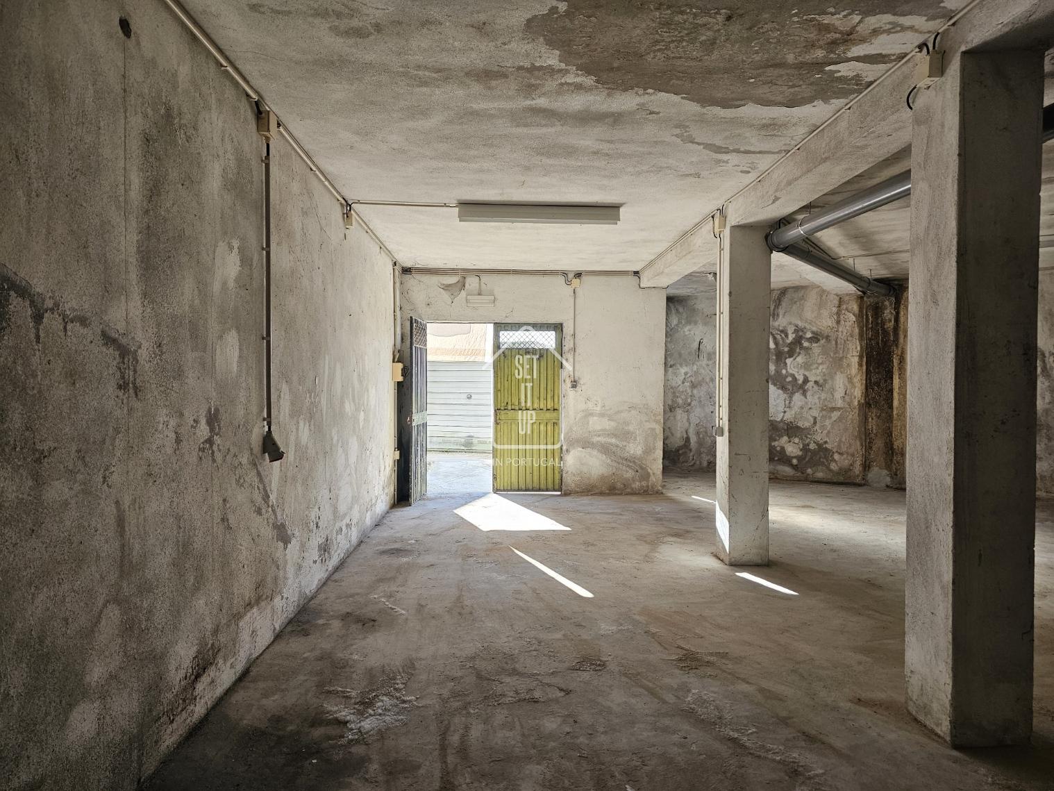 Garagem/Armazém Amplo e Versátil em Rio Tinto, Gondomar