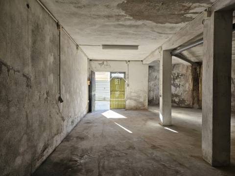 Garagem/Armazém Amplo e Versátil em Rio Tinto, Gondomar