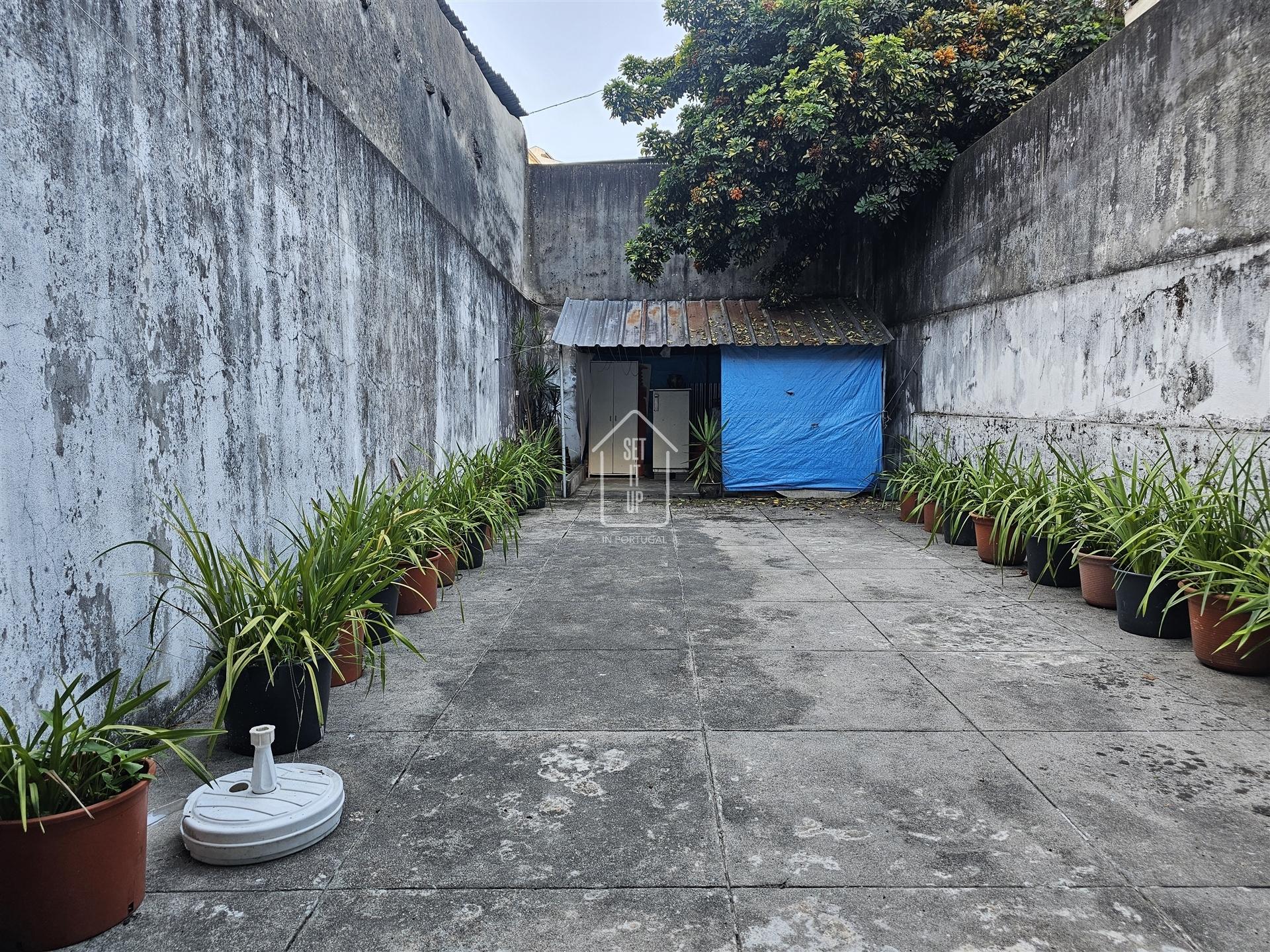 Loja Versátil - Terraço e Duas Frentes, Paranhos – Perfeita para Habitação, Investimento ou Negócio!